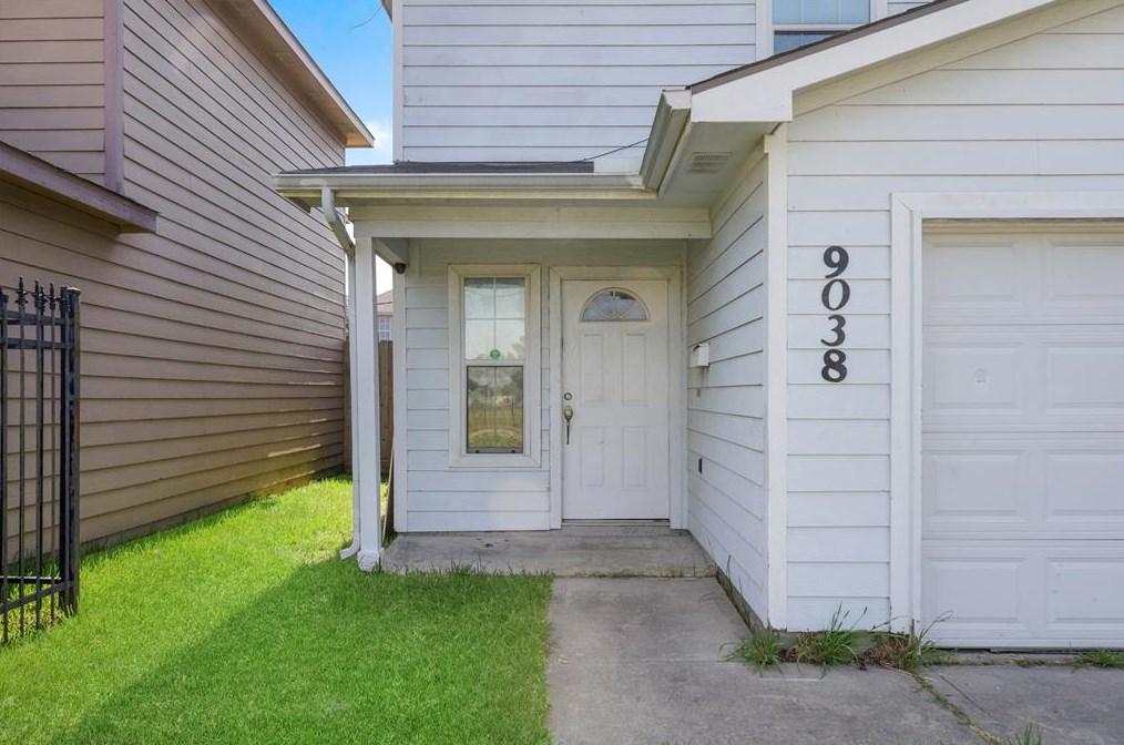 9038 Mcgallion Rd, Houston TX  77022-2752 exterior