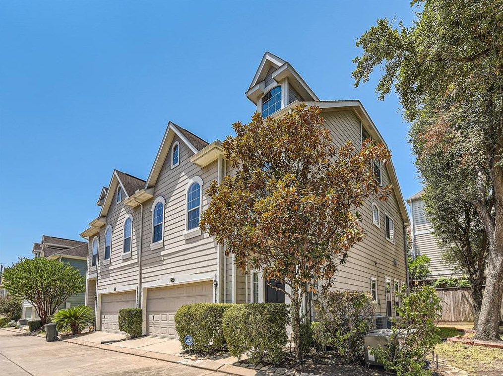 2623 Shady Acres Ct, Houston, TX 77008-1774