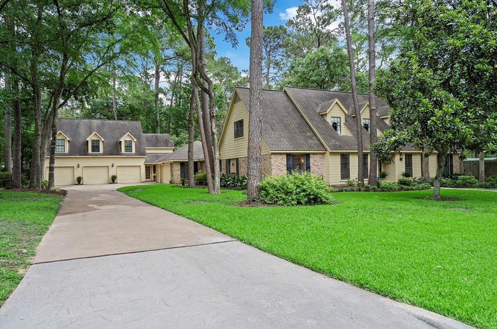 15210 Rainhollow Dr, Houston, TX 77070-1329