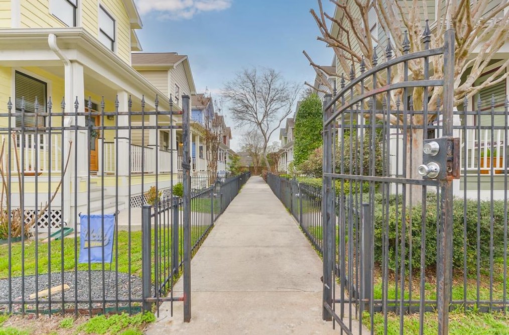1049 W 16th St, Houston, TX 77008