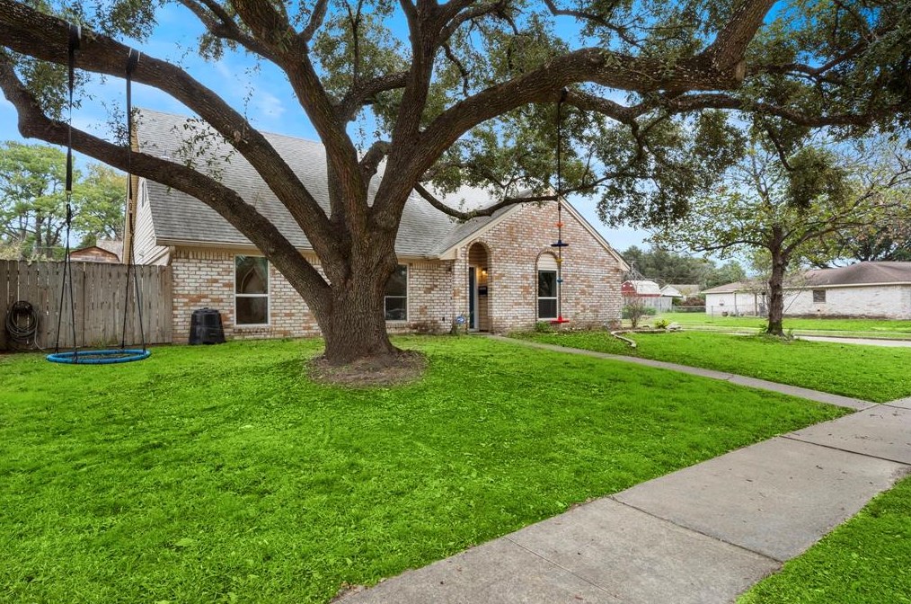 6202 Golden Forest Dr, Houston TX  77092-2364 exterior