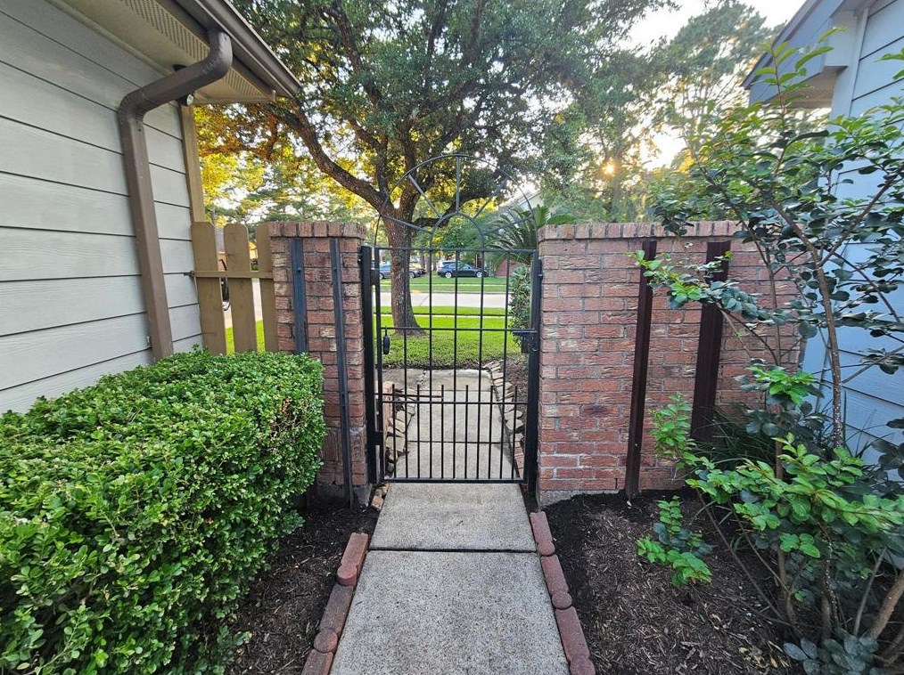7756 Park Falls Dr, Houston, TX 77095-1648