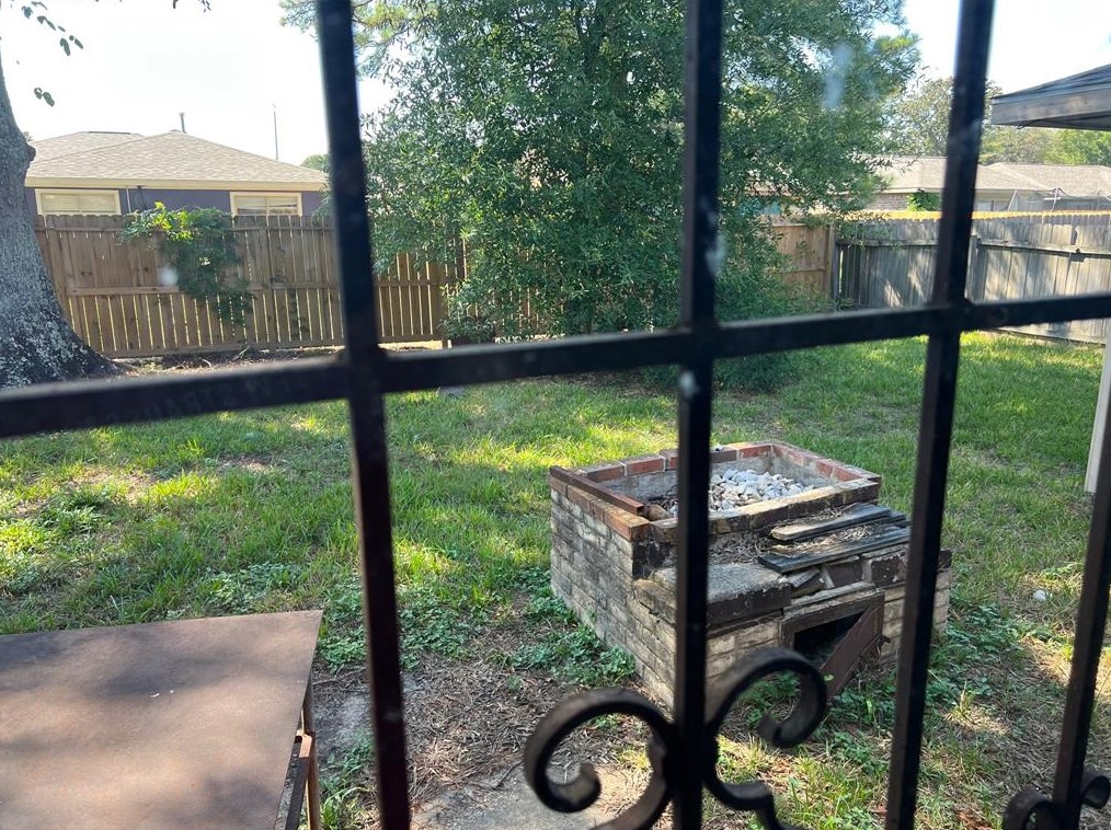 8635 Vly Mdw Dr, Houston TX  77078-3729 exterior