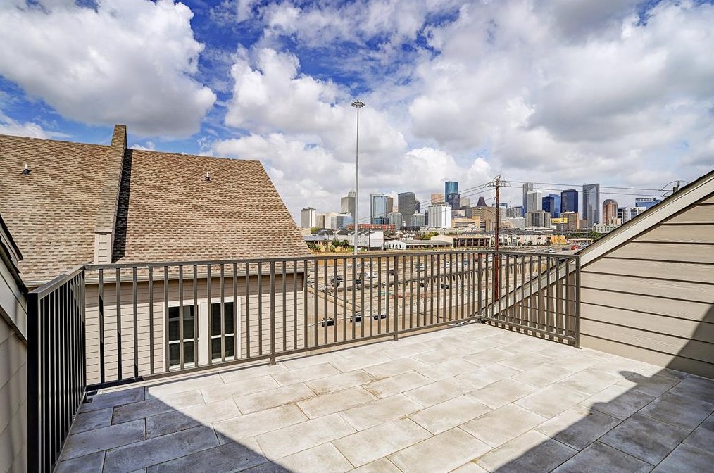 2020 Mcgowen St, Houston TX 77004 exterior