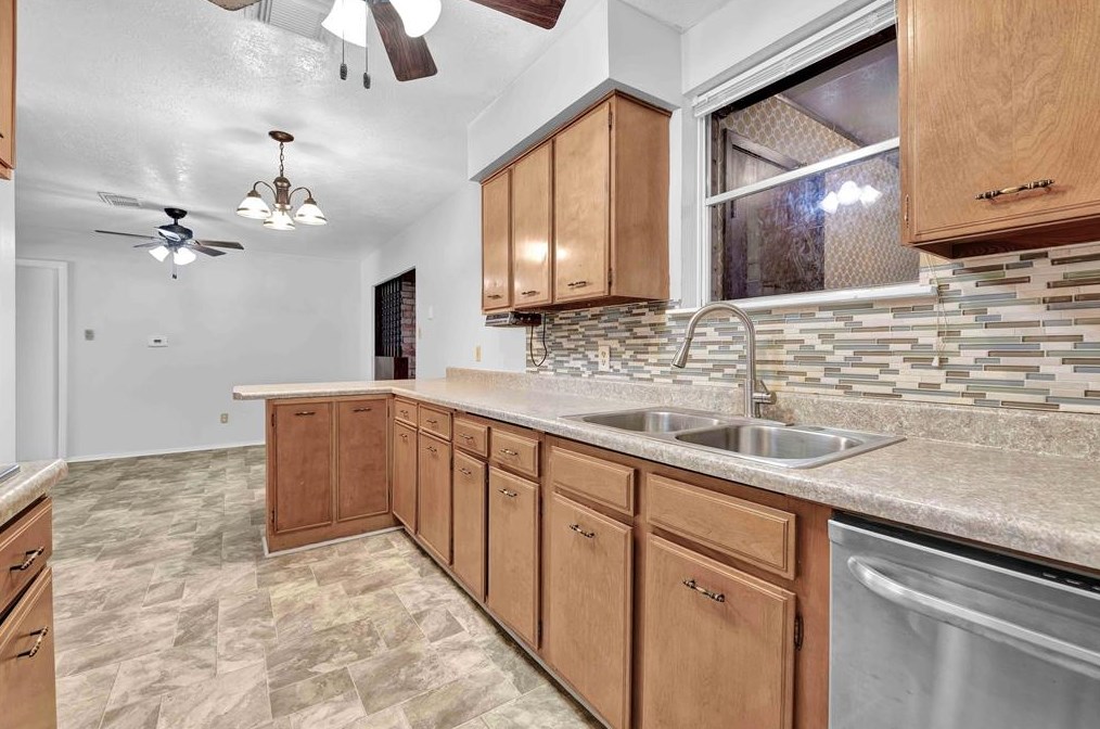 14842 Dogwood Tree St, Houston TX  77060-5038 exterior