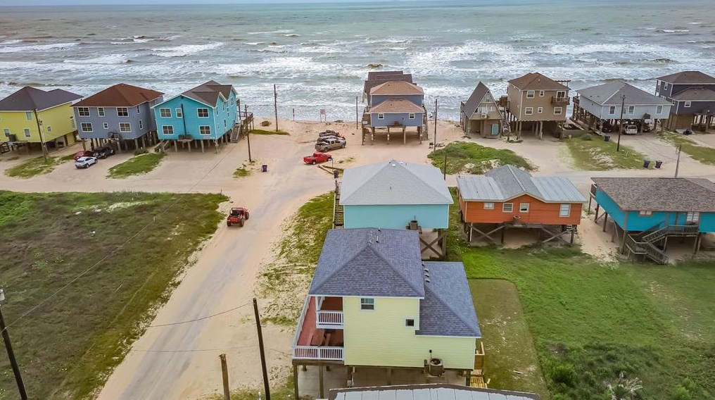 104 Beach Dr, Jones Creek, TX 77541-7941
