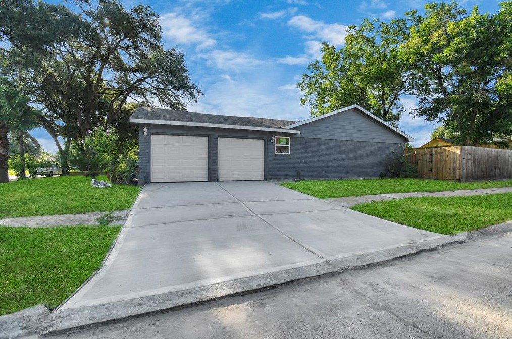12031 Sharpcrest, Houston TX  77036-6133 exterior