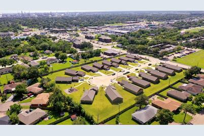2401 14th Avenue N, Texas City, TX 77590 - Photo 1