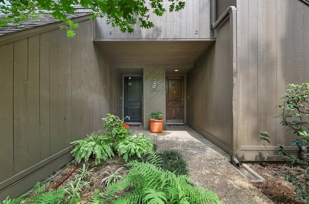 13 Litchfield Ln, Houston, TX 77024-6010