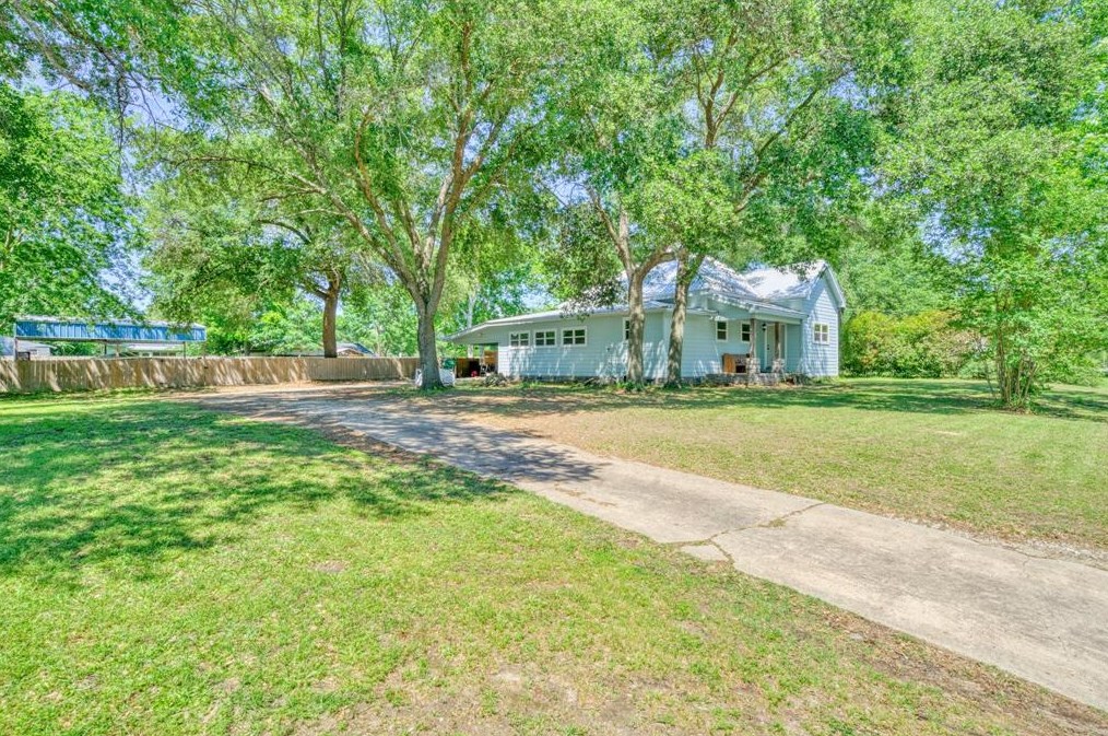 105 Texas St, Connor, TX 77864-1550