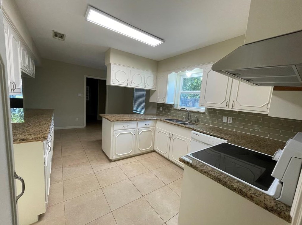 7711 Dashwood Dr, Houston TX  77036-4937 exterior