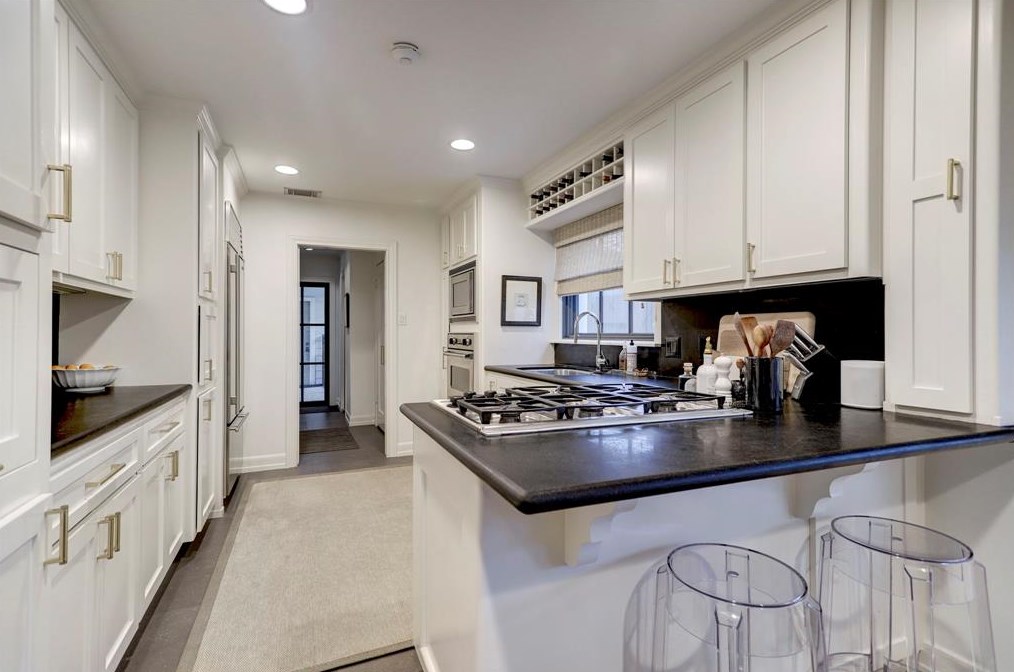 2500 Avalon Pl, Houston TX  77019-5903 exterior