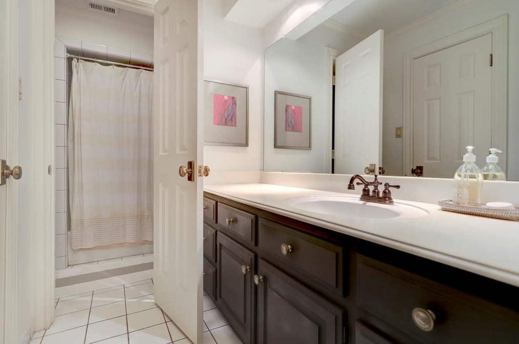 2500 Avalon Pl, Houston TX  77019-5903 exterior