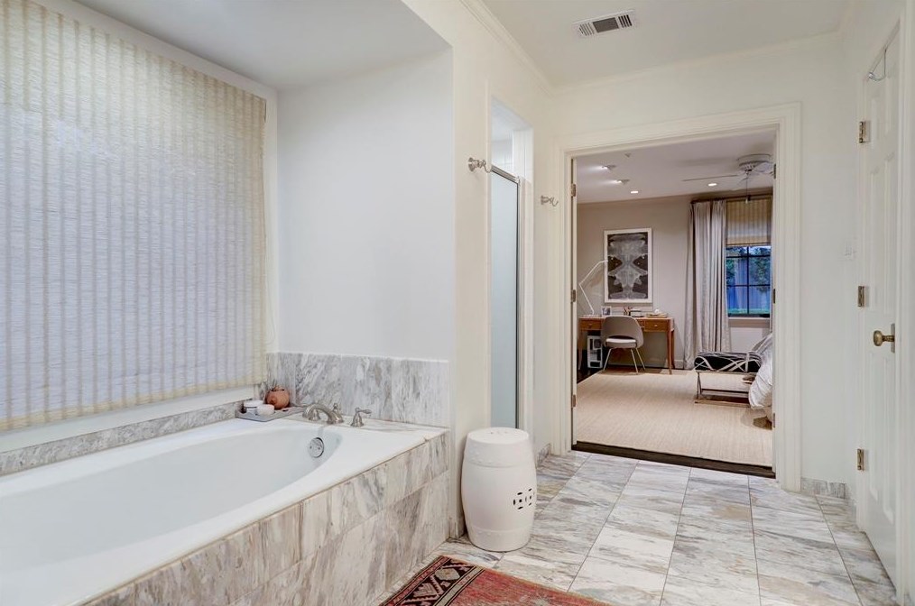 2500 Avalon Pl, Houston TX  77019-5903 exterior