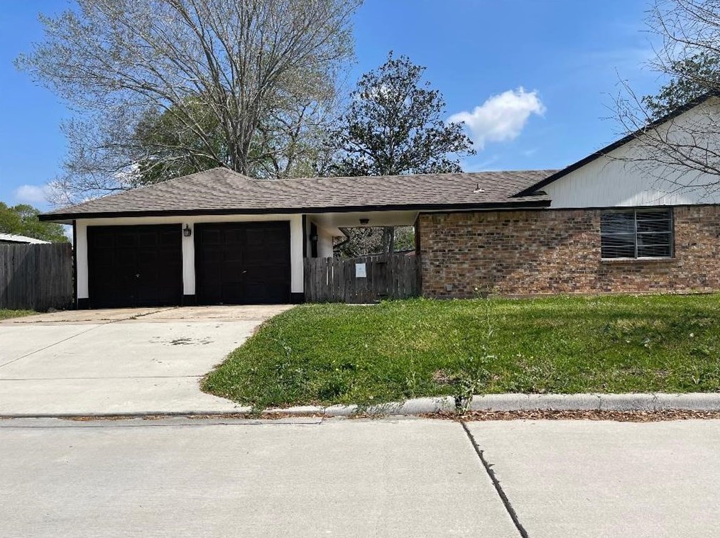 205 Swift St, Angleton, TX 77515