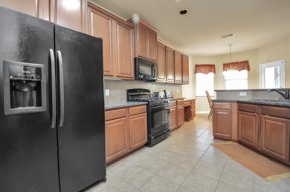 134 Magnolia Grove Ln, Conroe, TX 77384