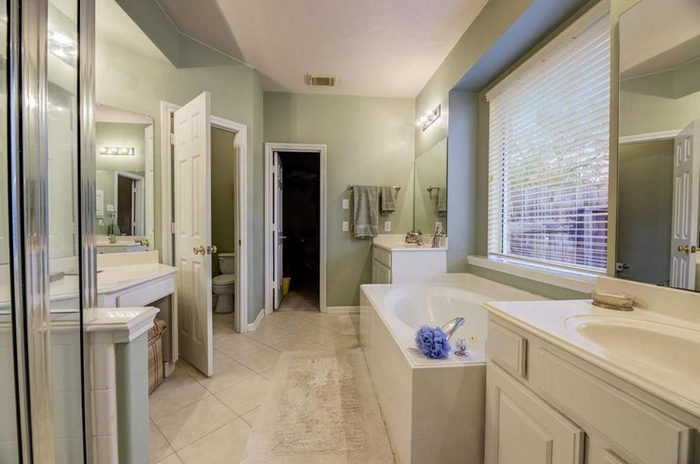 9102 Sunny Rdg Dr, Houston TX  77095-6519 exterior