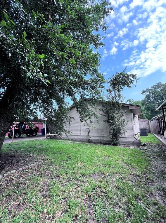 526 Hidden Vly Dr, Houston TX  77037-2011 exterior