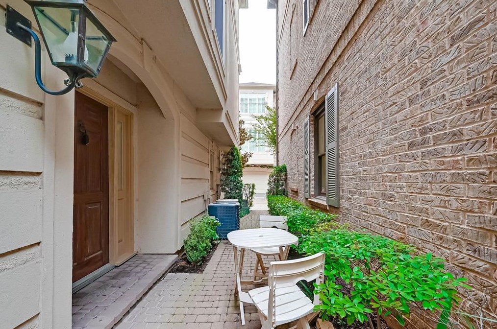 1916 Greenwich Place Dr, Houston, TX 77019