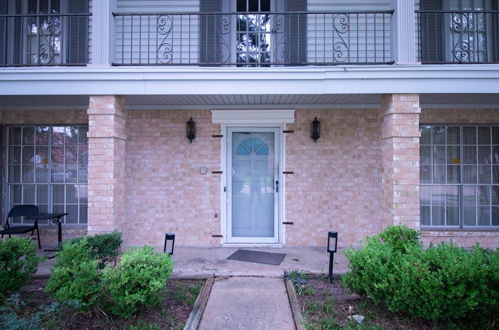 5914 Green Falls Dr, Houston, TX 77088-4105