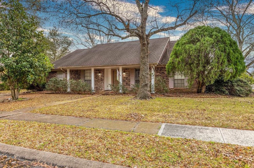 907 Friars Ln, Baytown, TX 77521-3213
