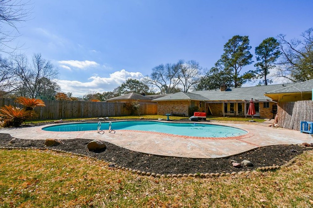 18207 Blanchmont Ln, Houston TX  77058-3449 exterior