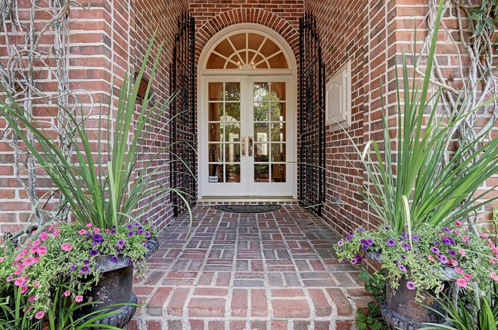 18 Pine Briar Cir, Houston, TX 77056-1113