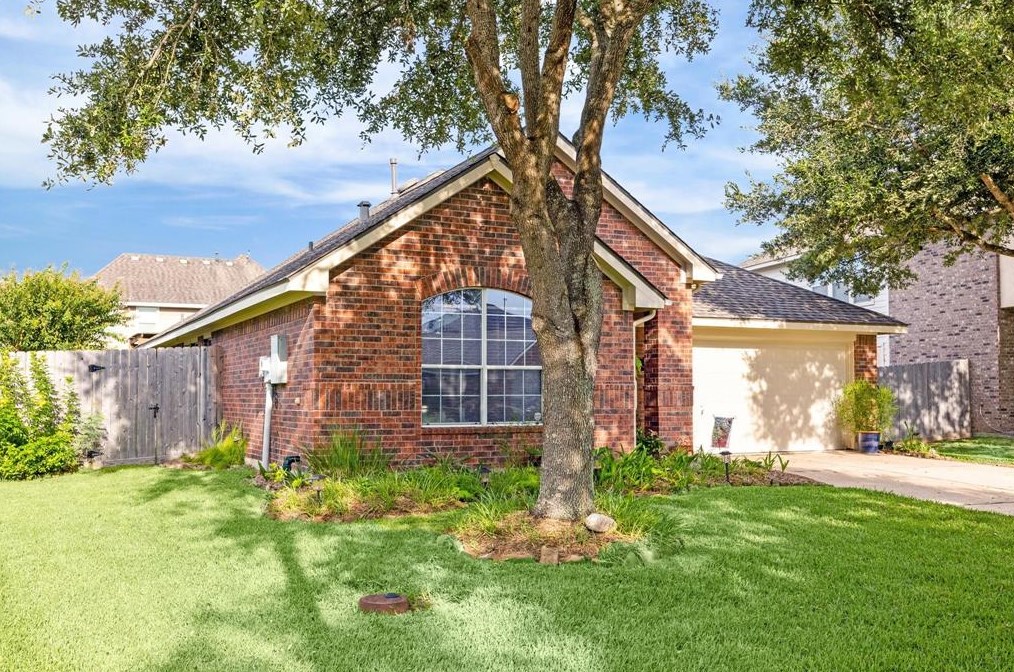625 Castle Cove Ln, League City, TX 77573