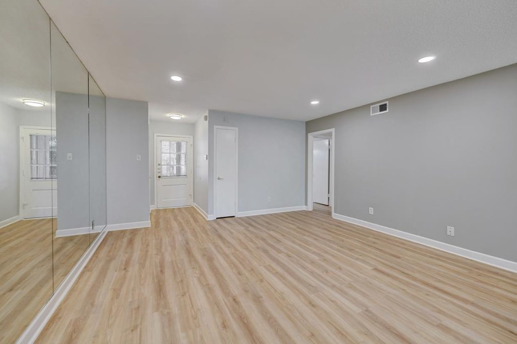 8225 Kingsbrook Rd, Houston, TX 77024-8301