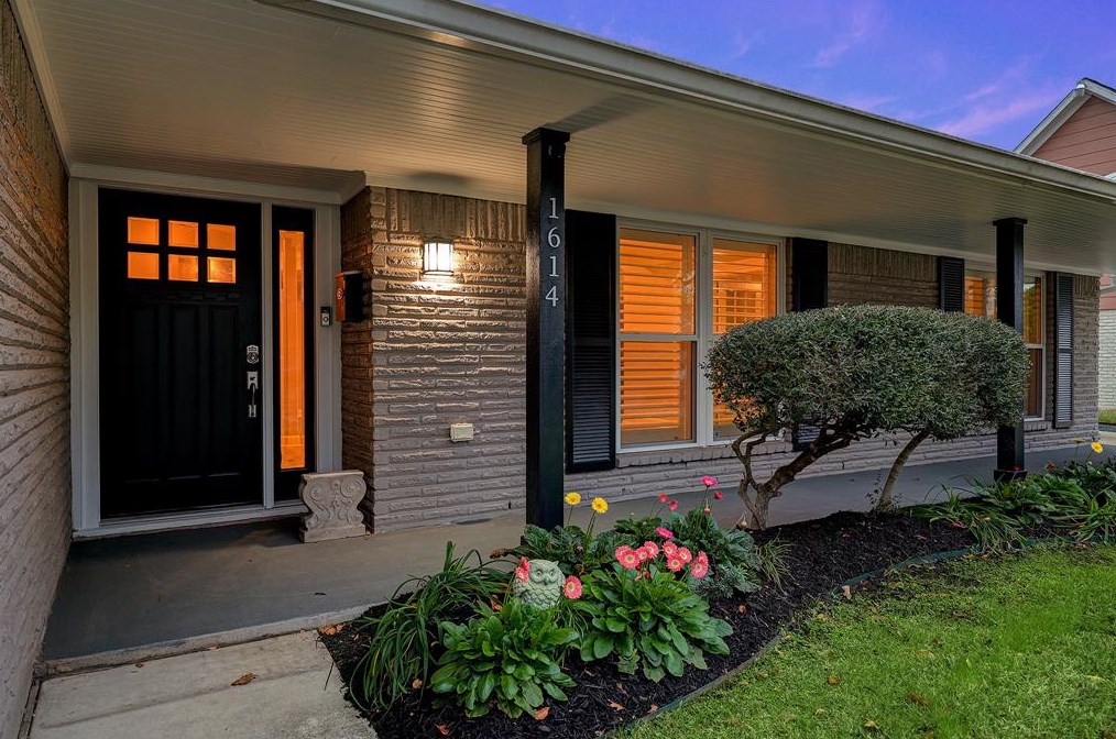 1614 Droxford Dr, Houston TX  77008-3216 exterior