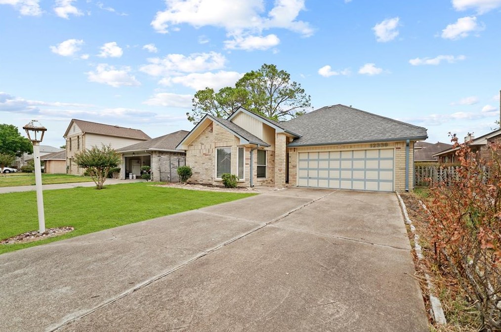 12339 Meadow Gate Dr, Stafford, TX 77477