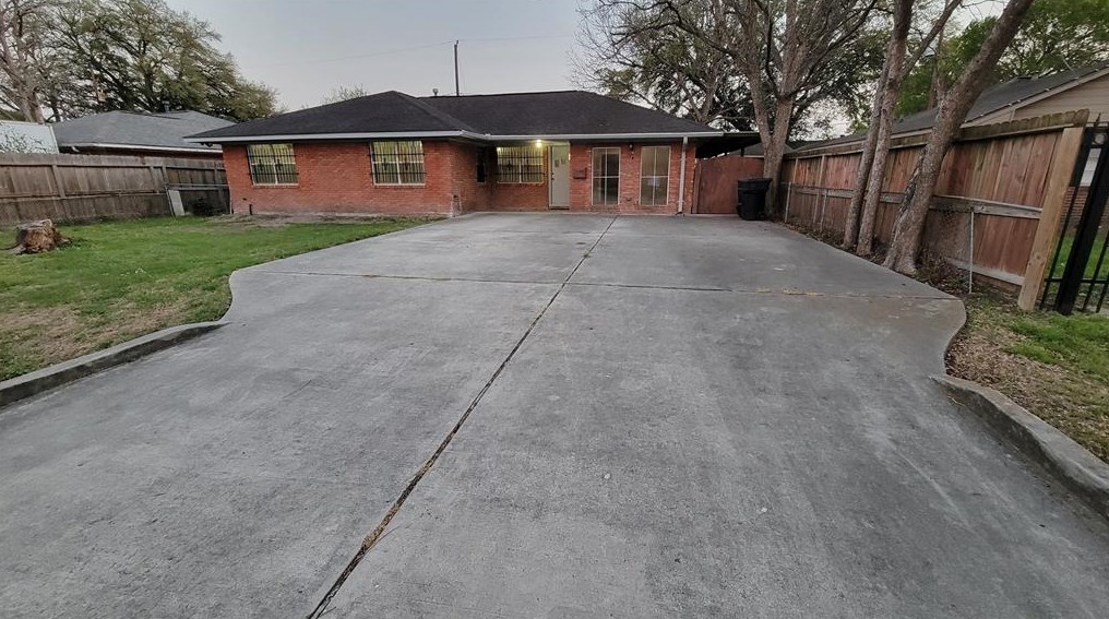 114 E Twickenham Trl, Houston, TX 77076