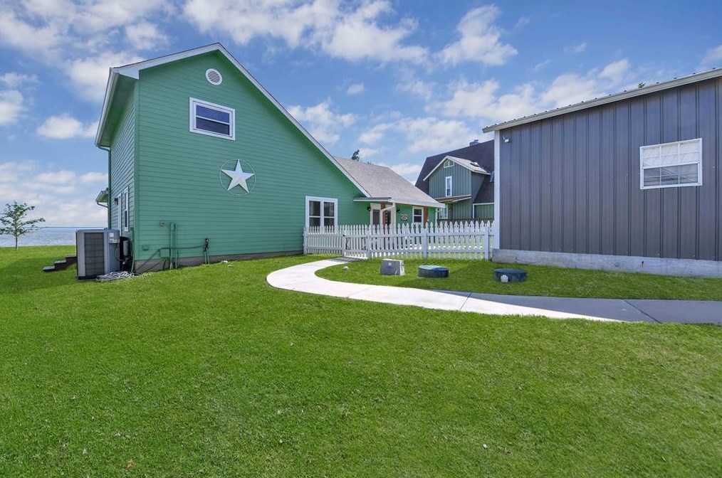 293 Emerald Ln, Onalaska, TX 77360-7725