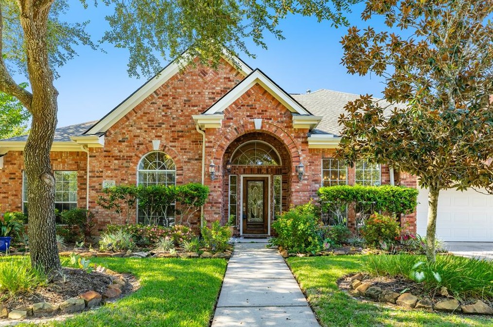 303 Oak Forest Dr, League City, TX 77573