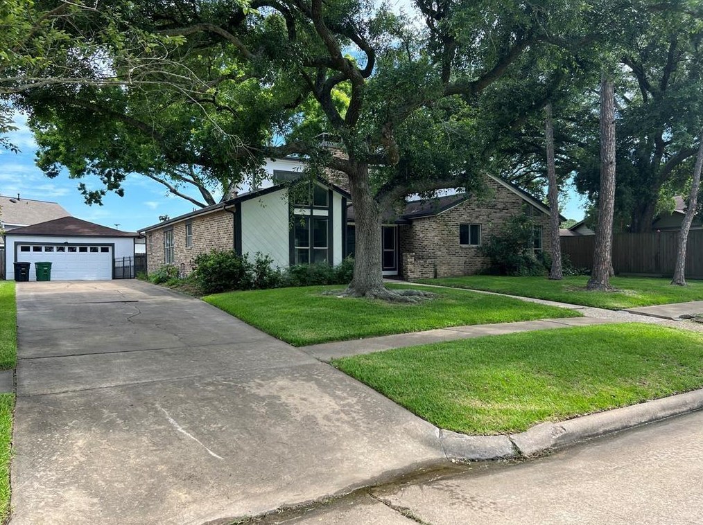 1131 Woodhorn Dr, Houston, TX 77062