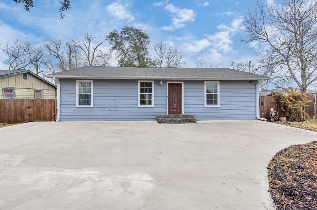 2315 4th St, Liverpool, TX 77577-9784