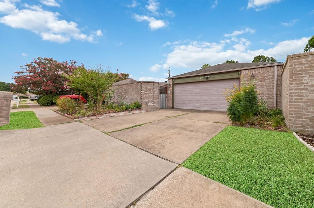 16131 Olive Glen Dr, Houston, TX 77082-2828