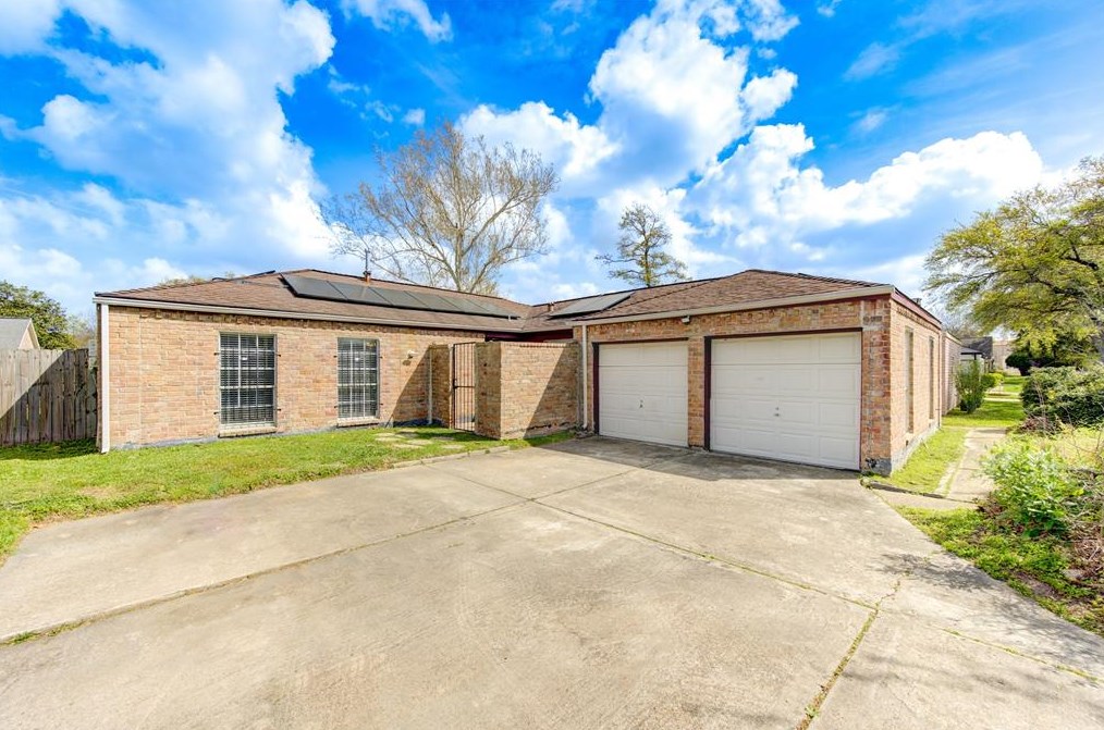 10534 Evesborough Dr, Houston, TX 77099