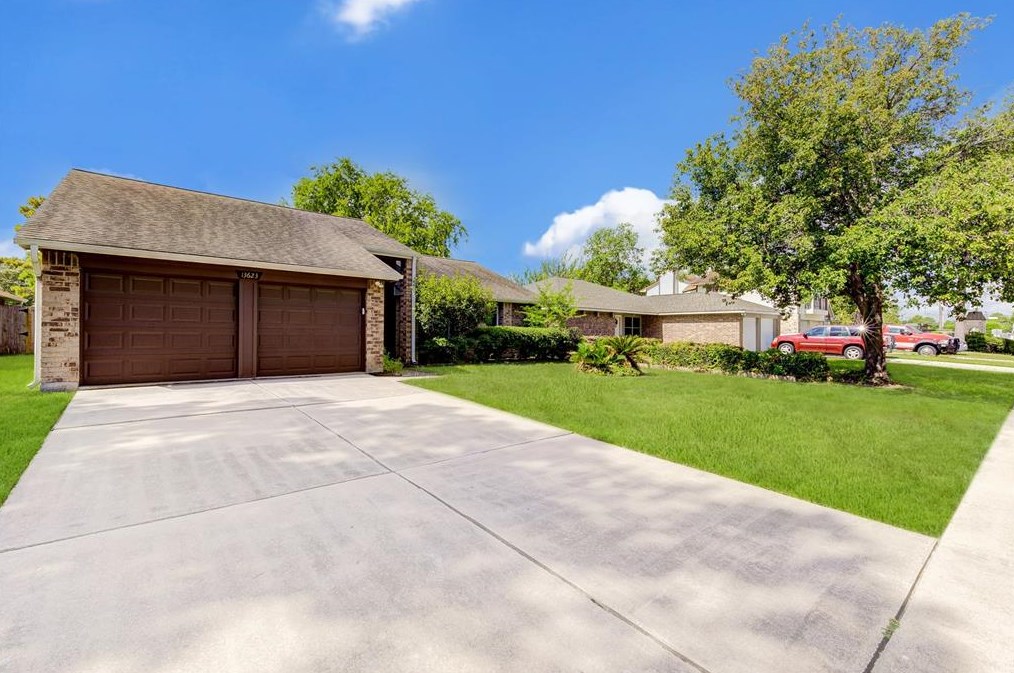 13623 Wimbledon Oaks Dr, Houston, TX 77065-3717