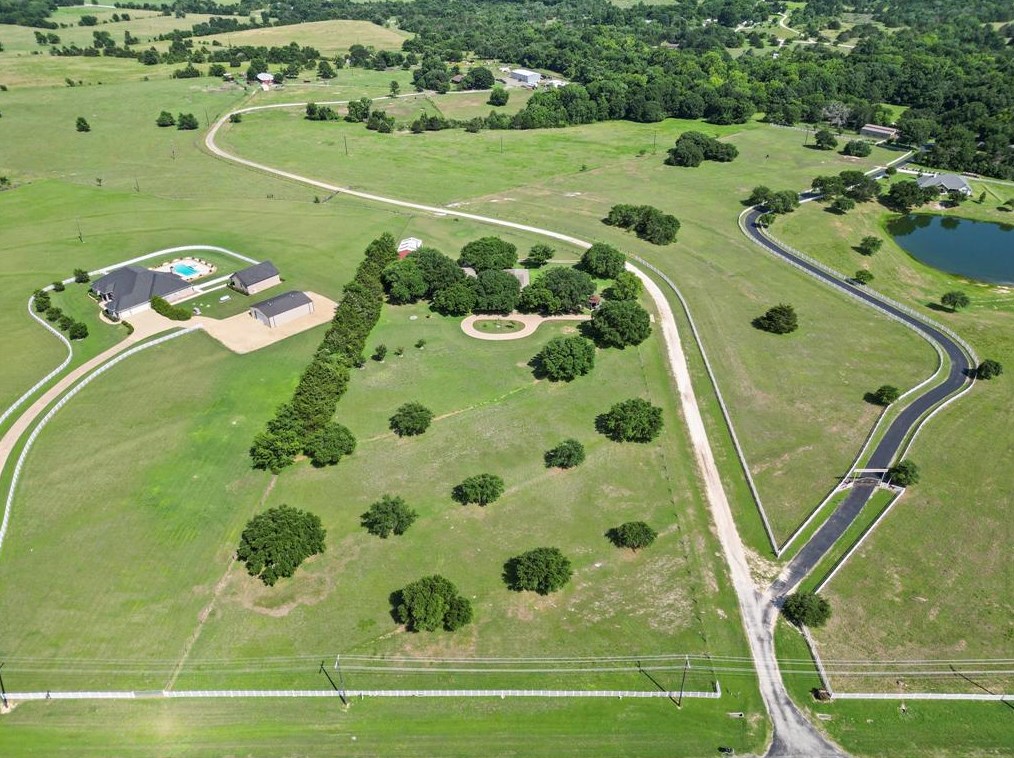3717 Mockingbird Ln, White Hall, TX 77868