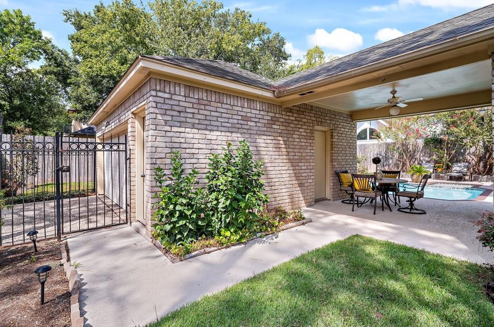 1250 Trce Dr, Houston TX  77077-2234 exterior