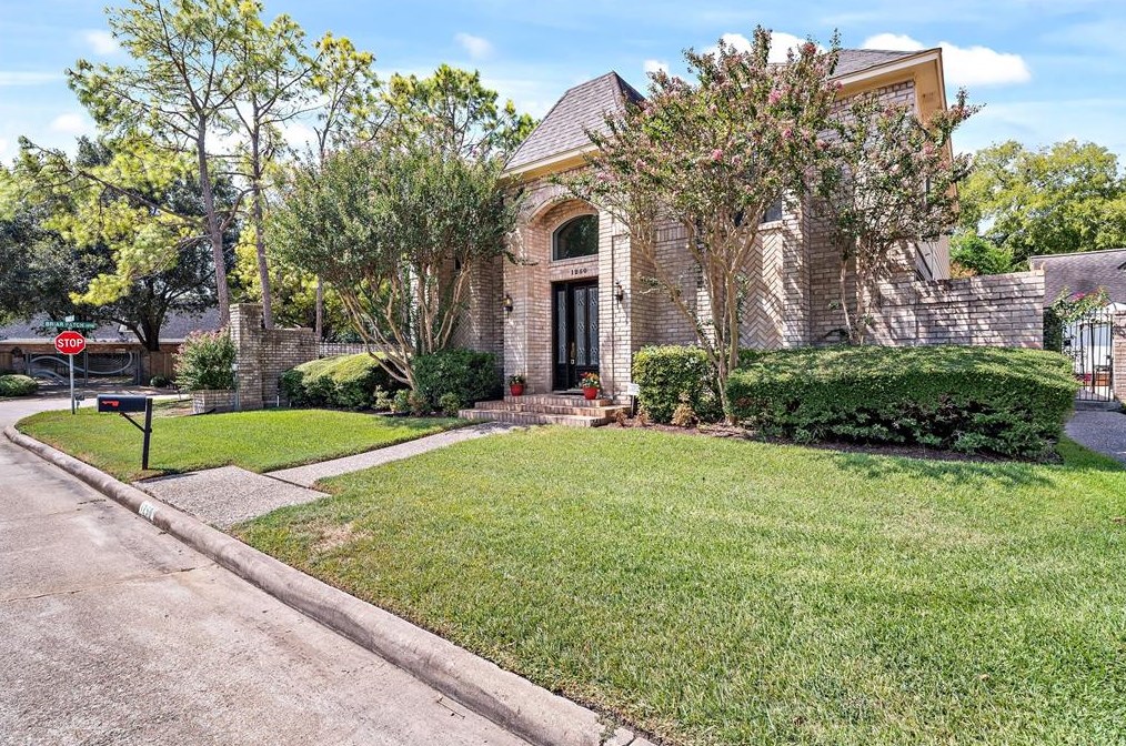 1250 Trce Dr, Houston TX  77077-2234 exterior