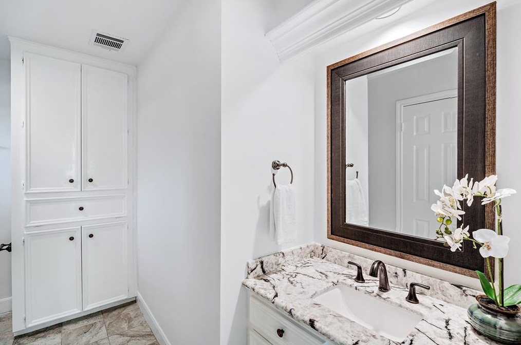 1250 Trce Dr, Houston TX  77077-2234 exterior