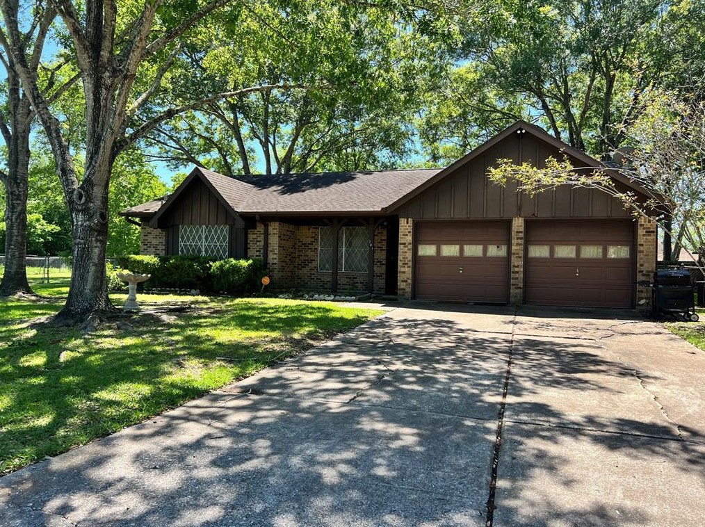 301 Christina Ln, Friendswood, TX 77546-3727