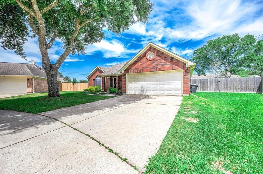 3717 Pin Oak Dr E, Pearland, TX 77581