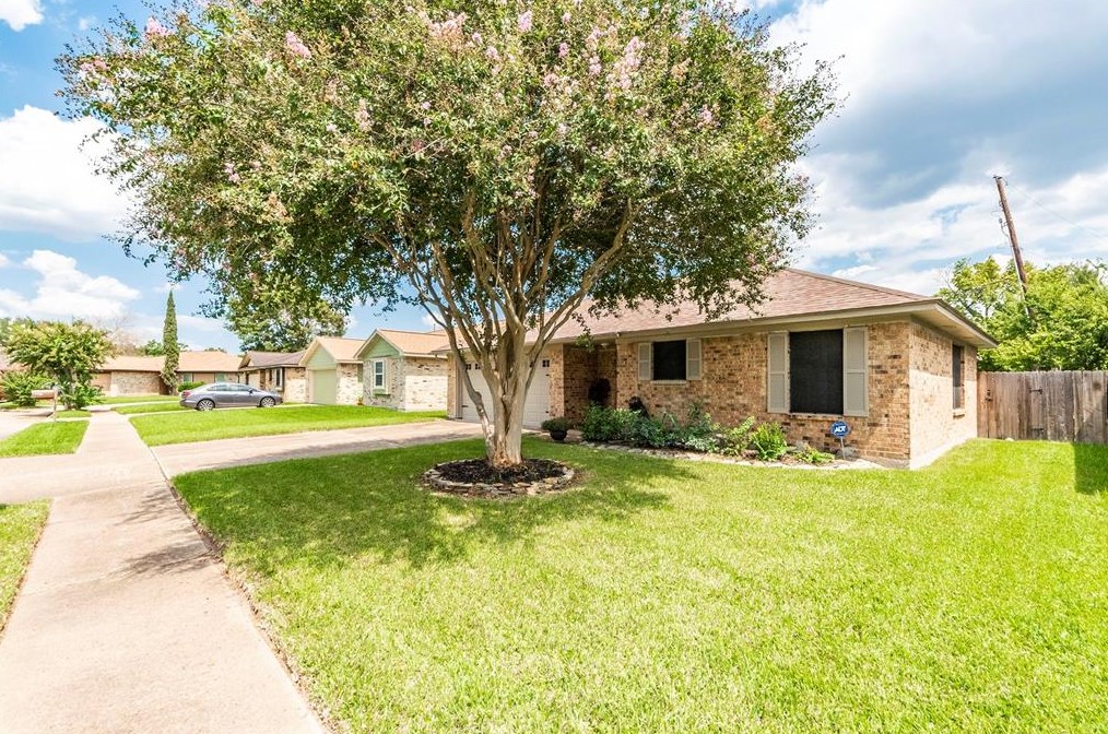 2111 Senate St, Pasadena, TX 77502-5652