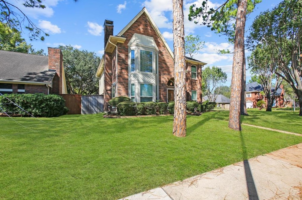 1131 Woodside Ct, Sugar Land, TX 77479