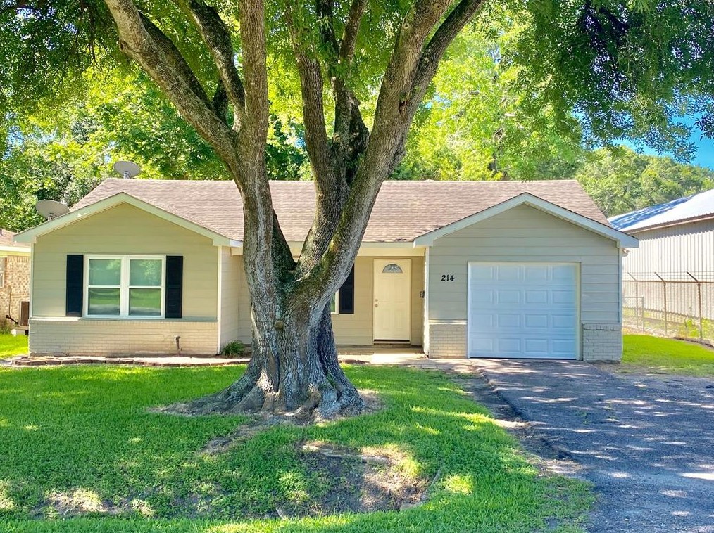 214 E Dumble St, Alvin, TX 77511
