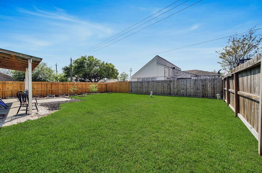 4250 Sun Mdw Dr, Houston TX  77072-1452 exterior