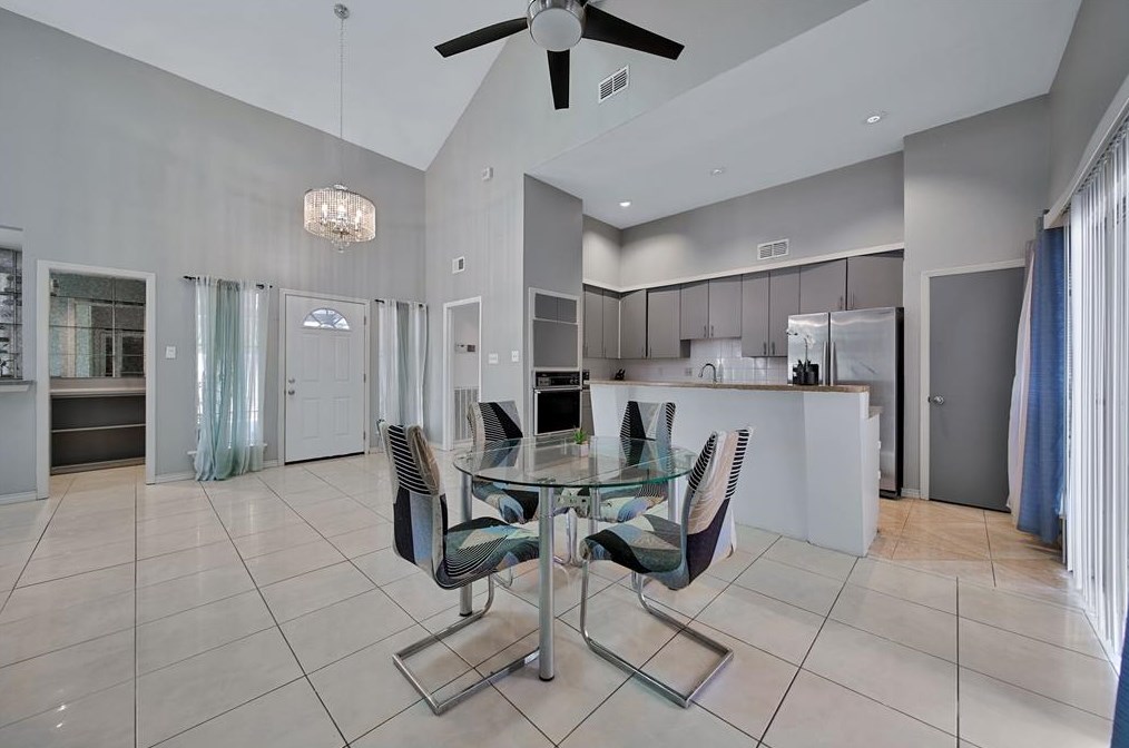 4250 Sun Mdw Dr, Houston TX  77072-1452 exterior